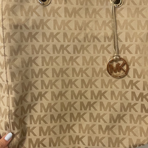 Michael Kors signature canvas jet set tote - Picture 4 of 11